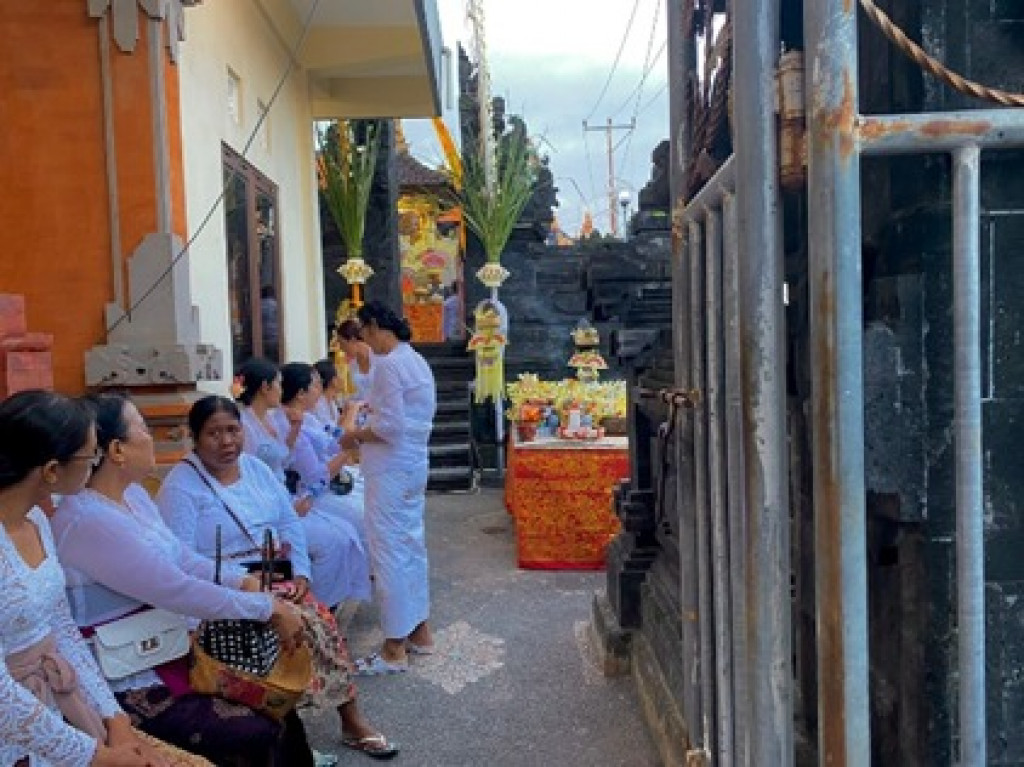 Upacara Piodalan ring Balai Banjar Adat Pengilian, Desa Dalung